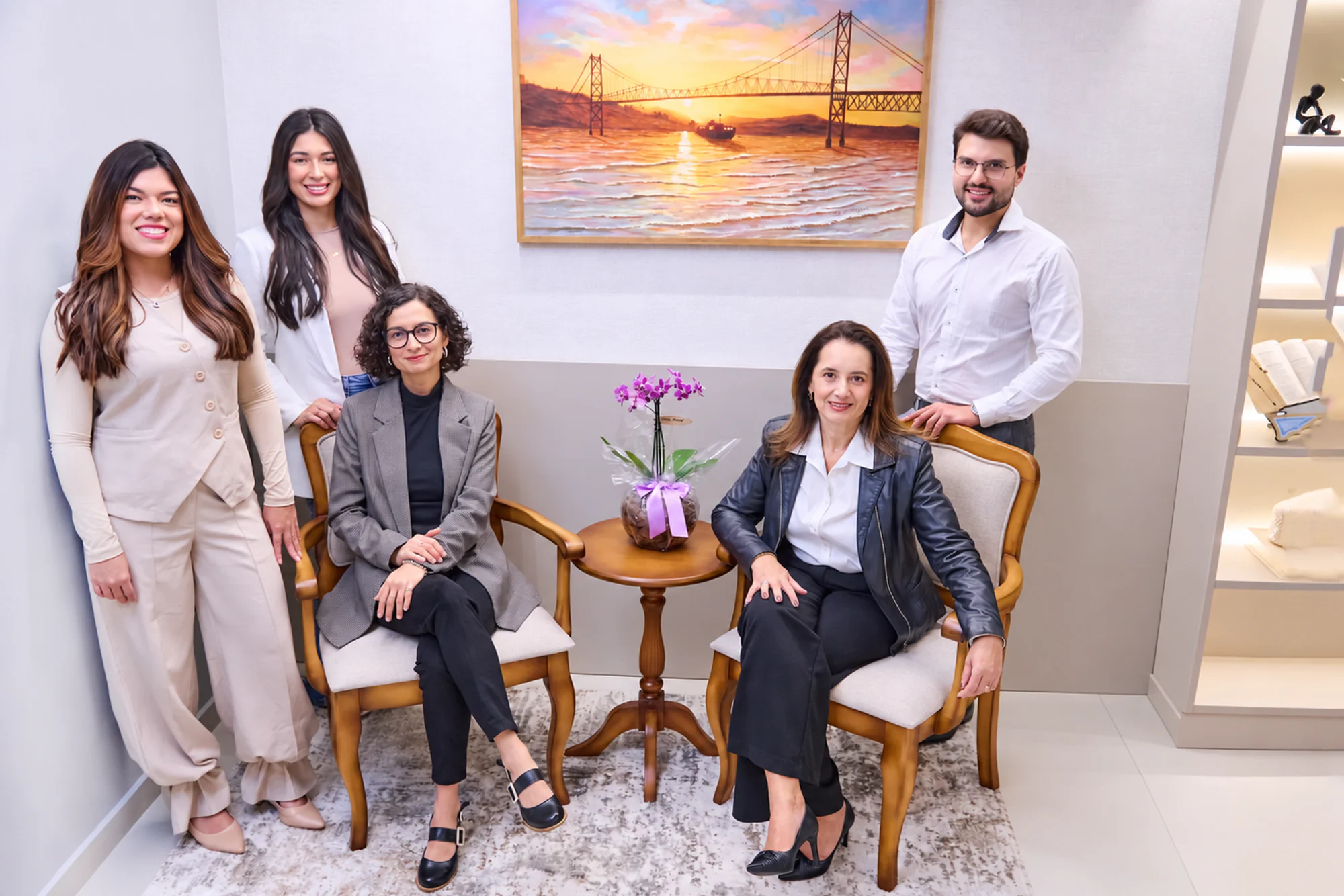 Equipe do Almeida Kehl Advogados Associados reunida no escritório