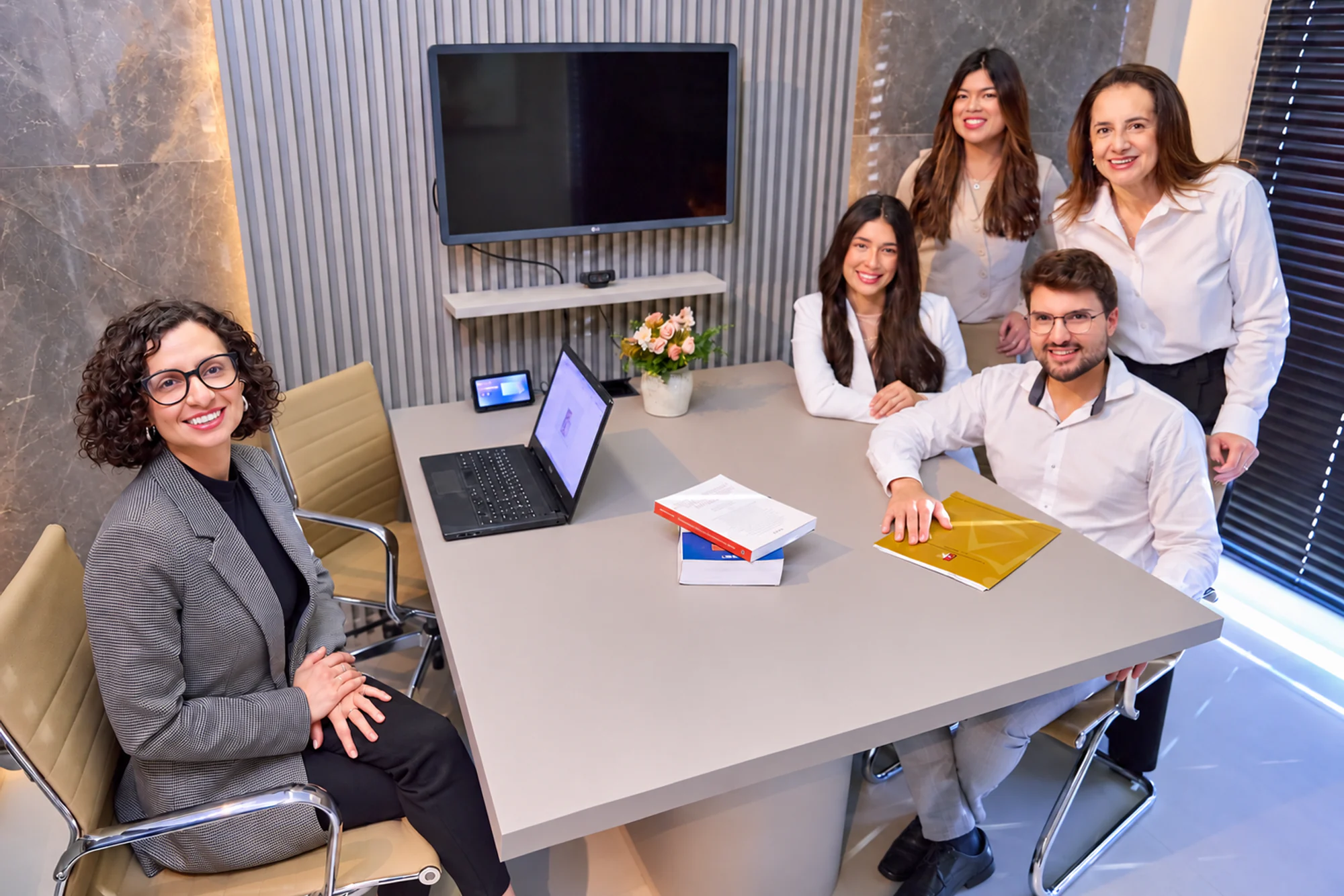 Equipe do Almeida Kehl Advogados Associados reunida em uma mesa de trabalho